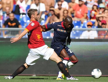 ROME, ITALY - SEPTEMBER 11:  Daniele De Rossi (L) of AS Roma competes for the ball with Ibarbo of Cagliari Calcio during the Serie A match between AS Roma and Cagliari Calcio at Stadio Olimpico on September 11, 2011 in Rome, Italy.  (Photo by Paolo Bruno/