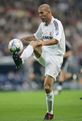 MADRID, SPAIN - OCTOBER 19:  Zinedine Zidane of Real Madrid controls the ball  during a UEFA Champions League, group F match between Real Madrid and Rosenborg on October 19, 2005 at the Bernabeu in Madrid, Spain.(Photo by Denis Doyle/Getty Images)