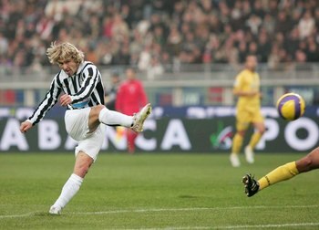 TURIN, ITALY - NOVEMBER 11: Pavel Nedved of Juventus scores the first goal during the Serie B match between Juventus and Pescara at the Delle Alpi Stadium on November 11, 2006 in Turin, Italy.  (Photo by Newpress/Getty Images)