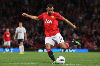 MANCHESTER, ENGLAND - AUGUST 22:  Ryan Giggs of Manchester United kicks the ball during the Barclays Premier League match between Manchester United and Tottenham Hotspur at Old Trafford on August 22, 2011 in Manchester, England.  (Photo by Alex Livesey/Ge