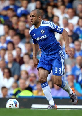 LONDON, ENGLAND - AUGUST 20:  Alex of Chelsea controls the ball during the Barclays Premier League match between Chelsea and West Bromwich Albion at Stamford Bridge on August 20, 2011 in London, England.  (Photo by Julian Finney/Getty Images)