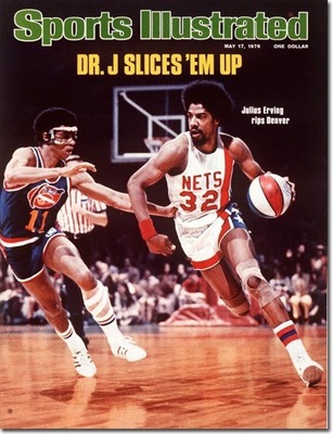 Erving a New York Nets csapatát 1976-ban bajnoki címig vezette a Denver Nuggets ellen. A piros-fehér-kék labda arról árulkodik, hogy itt bizony nem NBA-ről hanem ABA bajnoki címről beszélünk. 