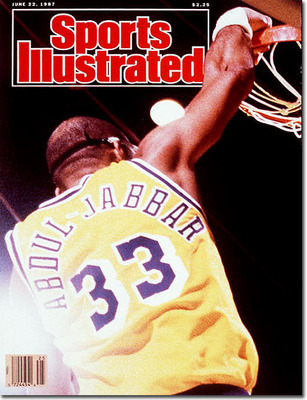 A Lakers mint már írtuk az előző címlapnál, legyőzte 1987-ben a döntőben a Boston csapatát. Az SI fotósa egy kiváló képet képet kapott el Jabbar utolsó pillanatban behúzott zsákolásáról a hatodik mérkőzésen. 