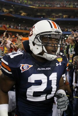 GLENDALE, AZ - JANUARY 10:  Eltoro Freeman #21, Chad Slade #62 and Travante Stallworth #85 of the Auburn Tigers take the field against the Oregon Ducks during the Tostitos BCS National Championship Game at University of Phoenix Stadium on January 10, 2011