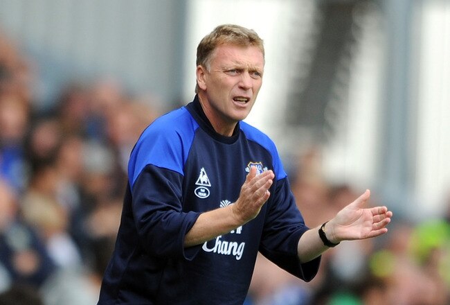 BLACKBURN, ENGLAND - AUGUST 27:  Everton manager David Moyes applauds from the touchline during the Barclays Premier League match between Blackburn Rovers and Everton at Ewood Park on August 27, 2011 in Blackburn, England.  (Photo by Chris Brunskill/Getty