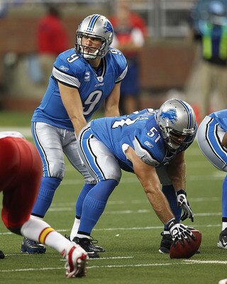 DETROIT, MI - SEPTEMBER 18:  Dominic Raiola #51 of the Detroit Lions gets ready to hike the football to Matthew Stafford #9 during a NFL game against the Kansas City Chiefs at Ford Field on September 18, 2011 in Detroit, Michigan.  (Photo by Dave Reginek/