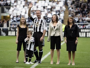 NEWCASTLE, ENGLAND - MAY 11 : Alan Shearer of Newcastle United and his family acknowledge the crowd before his testimonial match between Newcastle United and Celtic at St James's Park on May 11, 2006 in Newcastle, England.  (Photo by Gary M.Prior/Getty Im