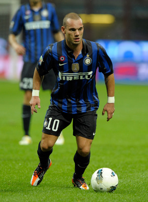 MILAN, ITALY - SEPTEMBER 17:  Wesley Sneijder of FC Inter Milan controls the ball during the Serie A match between FC Internazionale Milano and AS Roma at Stadio Giuseppe Meazza on September 17, 2011 in Milan, Italy.  (Photo by Claudio Villa/Getty Images)