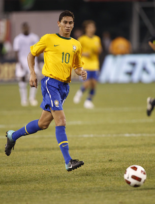 EAST RUTHERFORD, NJ - AUGUST 10: Paulo Henrique Ganso #10 of Brazil runs upfield in the first half of a friendly match against the U.S. at the New Meadowlands on August 10, 2010 in East Rutherford, New Jersey. (Photo by Jeff Zelevansky/Getty Images)