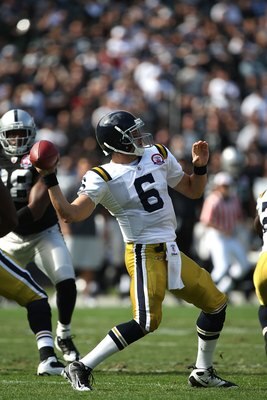 OAKLAND, CA - OCTOBER 25:  Mark Sanchez #6 of the New York Jets in action against the Oakland Raiders during an NFL game at the Oakland-Alameda County Coliseum on October 25, 2009 in Oakland, California.  (Photo by Jed Jacobsohn/Getty Images)