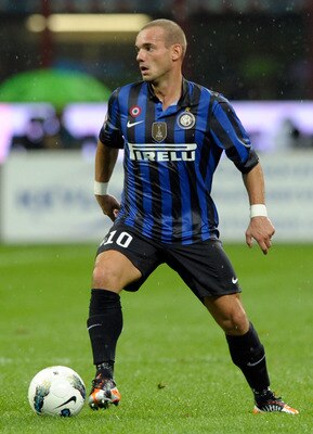 MILAN, ITALY - SEPTEMBER 17:  Wesley Sneijder of FC Inter Milan controls the ball during the Serie A match between FC Internazionale Milano and AS Roma at Stadio Giuseppe Meazza on September 17, 2011 in Milan, Italy.  (Photo by Claudio Villa/Getty Images)