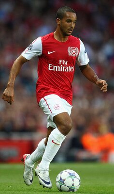LONDON, ENGLAND - AUGUST 16:  Theo Walcott of Arsenal with the ball during the UEFA Champions League play-off first leg match between Arsenal and Udinese at the Emirates Stadium on August 16, 2011 in London, England.  (Photo by Julian Finney/Getty Images)