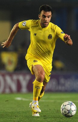 VILLARREAL, SPAIN - AUGUST 23:  Giuseppe Rossi of Villarreal CF in action during the UEFA Champions League playoff match between Villarreal CF and Odense BK at El Madrigal on August 23, 2011 in Villarreal, Spain.  (Photo by Valerio Pennicino/Getty Images)