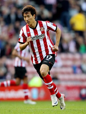SUNDERLAND, ENGLAND - SEPTEMBER 18:  Ji Dong-won of Sunderland in action during the Barclays Premier League match between Sunderland and Stoke City at Stadium of Light on September 18, 2011 in Sunderland, England.  (Photo by Scott Heavey/Getty Images)