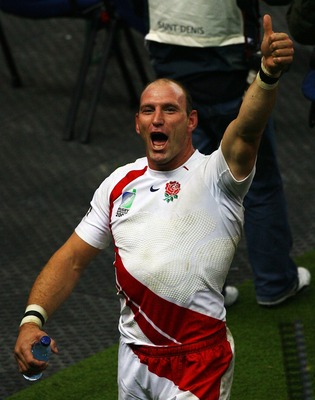 SAINT-DENIS, FRANCE - OCTOBER 13:  Lawrence Dallaglio of England salutes the fans following his team's victory at the end of the Rugby World Cup 2007 Semi Final match between England and France at the Stade de France on October 13, 2007 in Saint-Denis, Fr