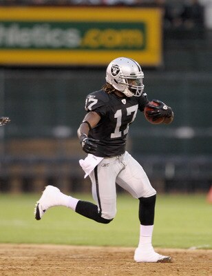 OAKLAND, CA - AUGUST 11:  Denarius Moore #17 of the Oakland Raiders in action against the Arizona Cardinals at O.co Coliseum on August 11, 2011 in Oakland, California.  (Photo by Ezra Shaw/Getty Images)