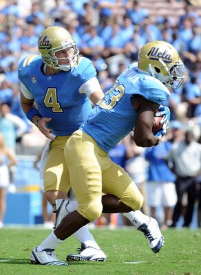 PASADENA, CA - SEPTEMBER 17:  Kevin Prince #4 of the UCLA Bruins handsoff to Johnathan Franklin #23 of the UCLA Bruins during the game against the Texas Longhorns at Rose Bowl on September 17, 2011 in Pasadena, California.  (Photo by Harry How/Getty Image