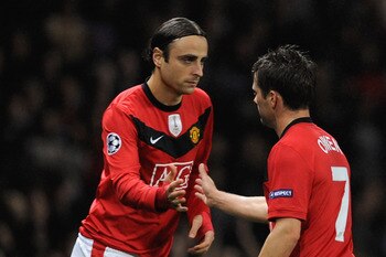 MANCHESTER, ENGLAND - SEPTEMBER 30:  Michael Owen of Manchester United is substituted for Dimitar Berbatov during the UEFA Champions League Group B match between Manchester United and VfL Wolfsburg at Old Trafford on September 30, 2009 in Manchester, Engl