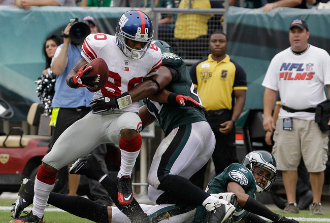PHILADELPHIA, PA - SEPTEMBER 25: Victor Cruz #80 of the New York Giants scores a touchdown against Jarrad Page #41 of the Philadelphia Eagles and Nnamdi Asomugha #24  during the fourth quarter at Lincoln Financial Field on September 25, 2011 in Philadelph