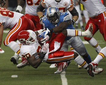 DETROIT, MI - SEPTEMBER 18:  Stephen Tulloch #55 of the Detroit Lions tackles Thomas Jones #20 of the Kansas City Chiefs at Ford Field on September 18, 2011 in Detroit, Michigan.  (Photo by Dave Reginek/Getty Images)