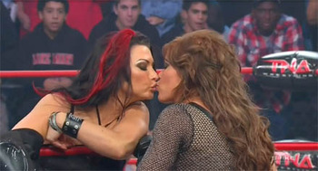 Undertaker Kissing Lita