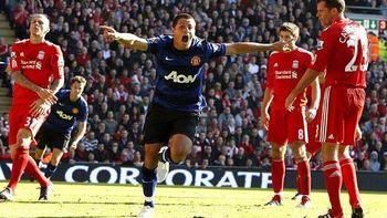 Javier Hernandez took advantage of slack Liverpool defending on a corner