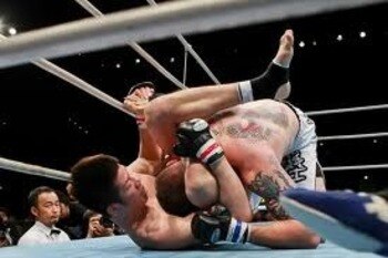 Hatsu Hioki securing a triangle choke