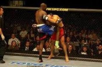 Cheick Kongo delivering a savage knee strike