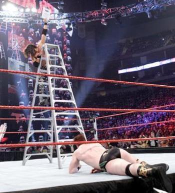 Resultados TLC JoMo-vs-PaleAss-sheamus-Ladder-Match-19-12-10-john-morrison-17814469-346-383_display_image