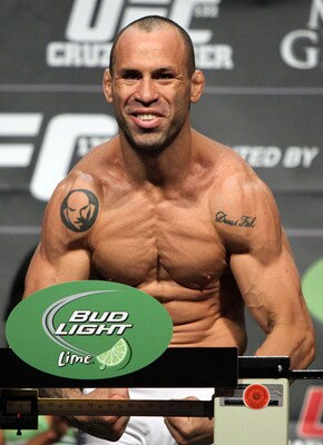 38_ufc132_weighins_display_image