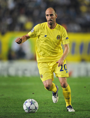 VILLARREAL, SPAIN - NOVEMBER 02: Borja Valero of Villarreal CF runs with the ball during the UEFA Champions League group A match between Villarreal CF and Manchester City FC at the El Madrigal stadium on November 2, 2011 in Villarreal, Spain.  (Photo by J