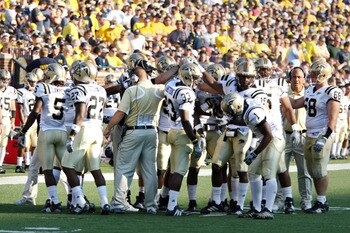 Web-team-huddle-football_7655_display_image