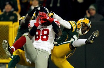 Hakeem Nicks pulls in an improbable Hail Mary catch during the Giants' 37-20 win in Green Bay.