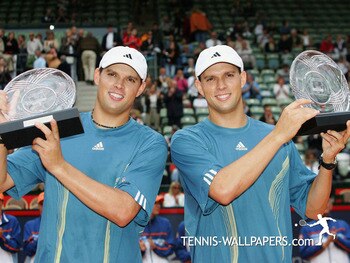 http://tennis-wallpapers.com/players/Bob_and_Mike_Bryan/wall/Bob_and_Mike_Bryan_3.jpg