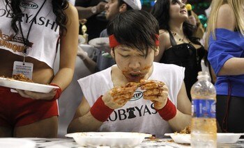 225971-competitive-eater-takeru-kobayashi-of-japan-eats-chicken-wings-on-his-_display_image