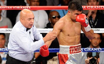 Joe Cortez chastising Victor Ortiz in his fight against Floyd Mayweather