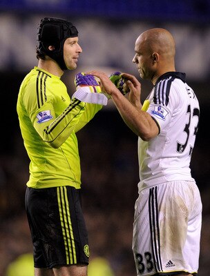LIVERPOOL, ENGLAND - OCTOBER 26:  Alex of Chelsea congratulates Petr Cech (L) during the Carling Cup Fourth Round match between Everton and Chelsea at Goodison Park on October 26, 2011 in Liverpool, England.  (Photo by Michael Regan/Getty Images)