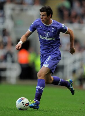 NEWCASTLE UPON TYNE, ENGLAND - OCTOBER 16:  Gareth Bale of Tottenham Hotspur in action during the Barclays Premier League match between Newcastle United and Tottenham Hotspur at St James' Park on October 16, 2011 in Newcastle upon Tyne, England. (Photo by