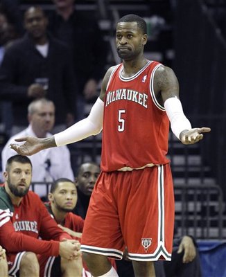 114100_bucks_bobcats_basketball_display_image