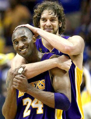 Pau-gasol-kobe-bryant-partners-lovers-lakers-nba-funny-photos_display_image