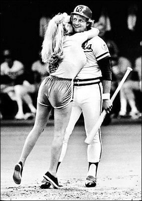 Morganna-the-kissing-bandit-1_display_image_display_image