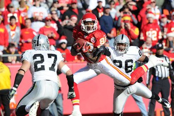 Bowe makes a leaping TD grab between two (suspect) Raider defenders.