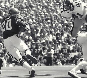 Iowa safety Bob Stoops (41) goes up against Billy Sims in 1979