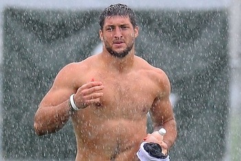 tim-tebow-running-in-rain_original_display_image.jpeg