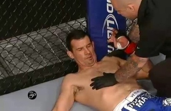 anthony-perosh-makes-ridiculous-face-after-being-knocked-out_display_image.jpg