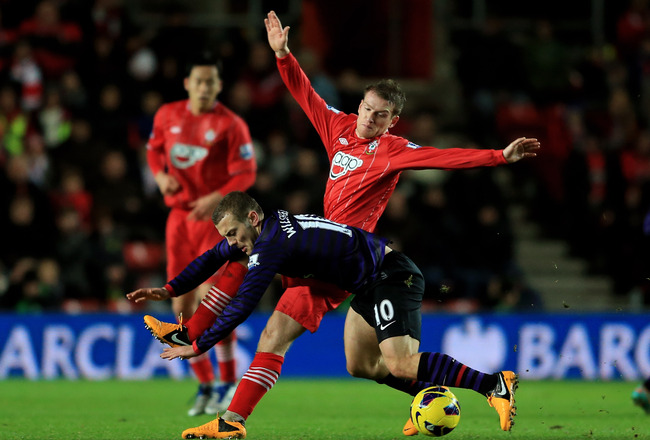Уилшер падает, Дейвис смотрит