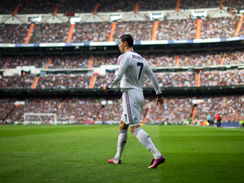 MADRID, SPAIN - MARCH 02: Cristiano Ronaldo of Real Madrid prepares to take a free kick during the la Liga match between Real Madrid CF and FC Barcelona at Estadio Santiago Bernabeu on March 2, 2013 in Madrid, Spain.  (Photo by Jasper Juinen/Getty Images)