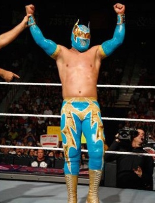"New-Generation Superstar Academy" 8/11/13 : Unstoppable Force Sin-cara-beats-evan-bourne-raw-roulette_display_image