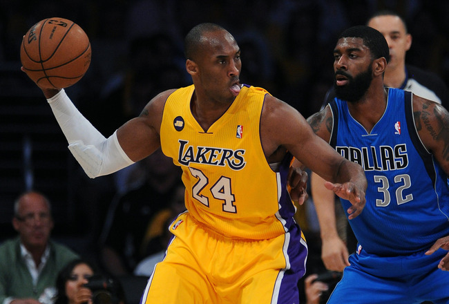 Kobe Bryant alcança 19º triplo-duplo da carreira e Lakers bate o Mavericks  Hi-res-7225162_crop_650x440