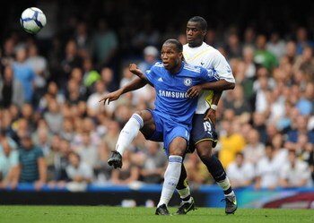 LONDON, ENGLAND - SEPTEMBER 20:  Didier Drogba of Chelsea battles for the ball with Sebastien Bassong of Tottenham Hotspur during the Barclays Premier League match between Chelsea and Tottenham Hotspur at Stamford Bridge on September 20, 2009 in London, E